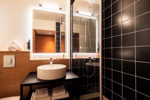 Standard Twin Room, 2 Twin Beds | Bathroom | Eco-friendly toiletries, hair dryer, towels, soap