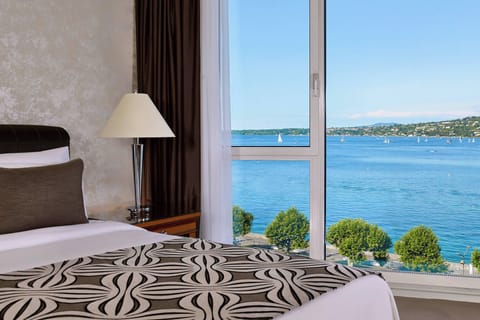 Junior Suite, 1 King Bed, Non Smoking, Lake View | 1 bedroom, premium bedding, pillowtop beds, minibar