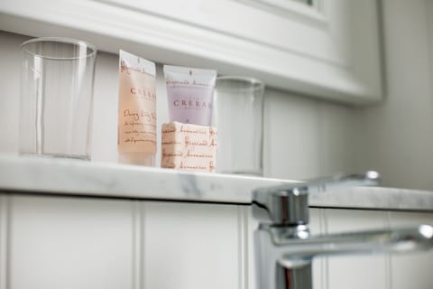 Superior Double Room | Bathroom amenities | Combined shower/tub, free toiletries, towels