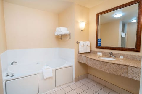 Combined shower/tub, free toiletries, hair dryer, towels