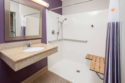 Combined shower/tub, free toiletries, hair dryer, towels