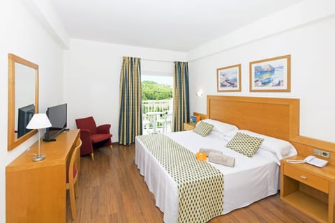 Double Room, 3 Twin Beds, Balcony | Desk, free WiFi, bed sheets