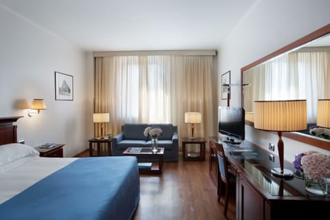 Junior Suite | Minibar, in-room safe, individually furnished, desk