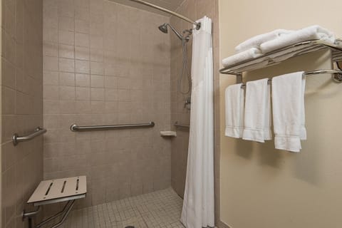 Combined shower/tub, hydromassage showerhead, free toiletries