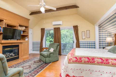 Mountain Air Suite | Iron/ironing board, free WiFi, bed sheets