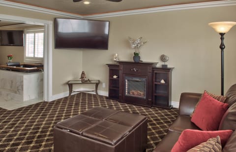 Third Floor Deluxe Suite | Living room | Flat-screen TV