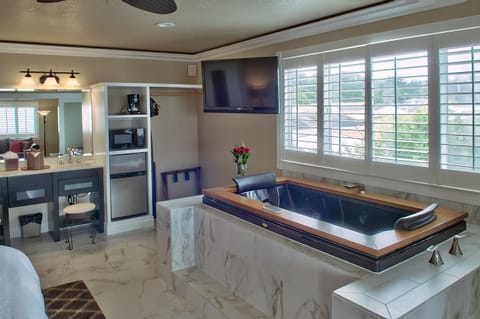 Third Floor Deluxe Suite | Jetted tub