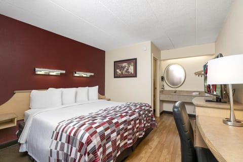 Standard Room, 1 King Bed (Smoke Free) | In-room safe, desk, blackout drapes, free cribs/infant beds
