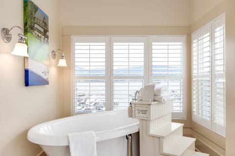 Luxury Suite, 1 King Bed, Lake View | Jetted tub