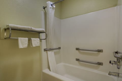 Combined shower/tub, free toiletries, hair dryer, towels