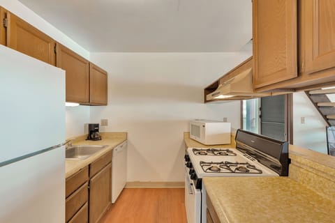 Standard Room, 2 Bedrooms, Ocean View | Private kitchen | Fridge, microwave, stovetop, dishwasher