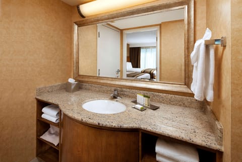 1 Bedroom 2 Queen Suite | Bathroom | Combined shower/tub, free toiletries, hair dryer, towels