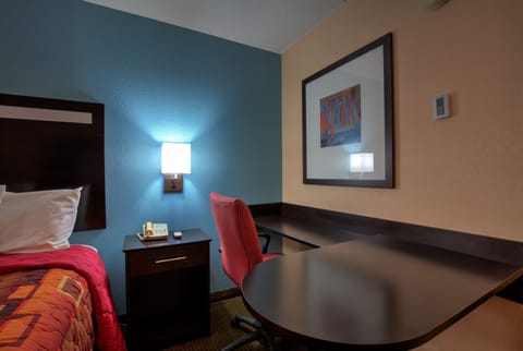 Business Room, 1 King Bed | Free WiFi, alarm clocks