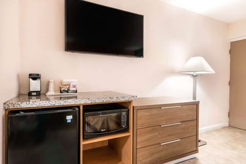 Premium bedding, in-room safe, individually decorated