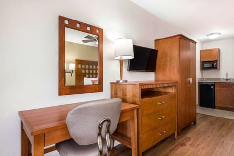 Premium bedding, in-room safe, individually decorated