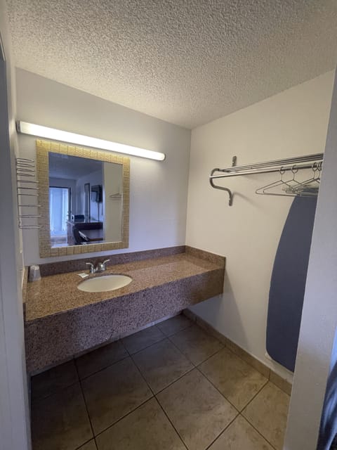 Combined shower/tub, free toiletries, hair dryer, towels