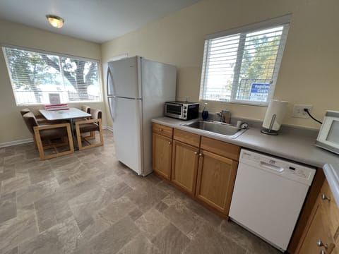 28 Large Lakeview 1 BR 1 Queen Bed | Private kitchen | Fridge, microwave, coffee/tea maker, cookware/dishes/utensils