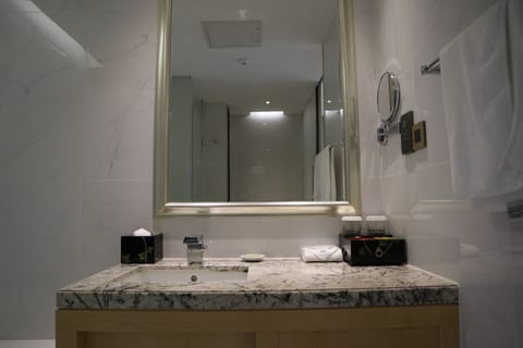 Superior Suite | Bathroom | Combined shower/tub, hair dryer, bathrobes, towels