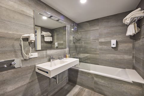 Superior Double Room | Bathroom | Free toiletries, hair dryer, towels, soap