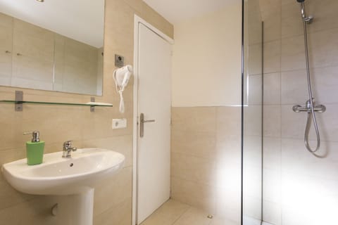 Grand Twin Room, Pool View | Bathroom | Shower, free toiletries, hair dryer, towels