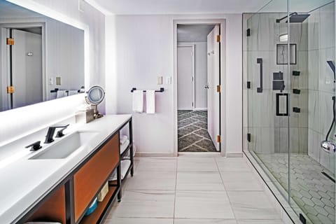 Suite, 1 King Bed, Non Smoking | Bathroom | Hydromassage showerhead, free toiletries, hair dryer, towels