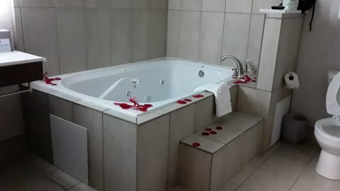 Standard Room, 1 King Bed, Jetted Tub | Bathroom | Free toiletries, hair dryer, towels