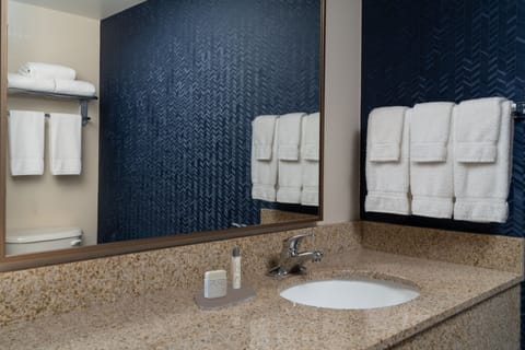 Combined shower/tub, hair dryer, towels