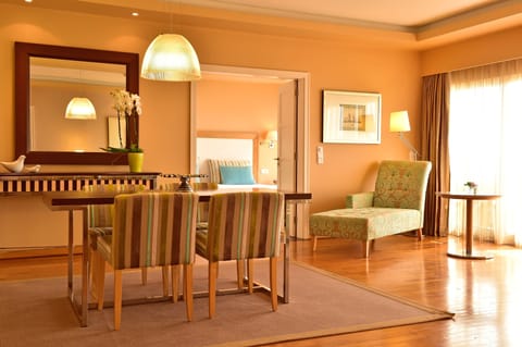 Suite | Minibar, in-room safe, iron/ironing board, free cribs/infant beds