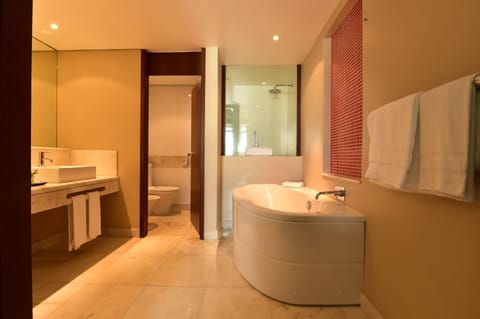 Suite | Bathroom | Combined shower/tub, free toiletries, hair dryer, bathrobes