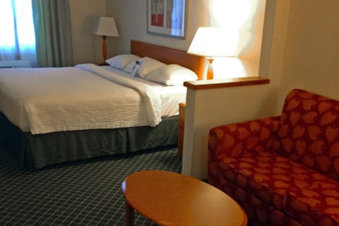 Deluxe Suite, 1 King Bed, Non Smoking, Refrigerator & Microwave | Free WiFi, bed sheets