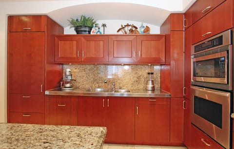 Penthouse, 3 Bedrooms, Ocean View | Private kitchen | Full-size fridge, microwave, oven, stovetop