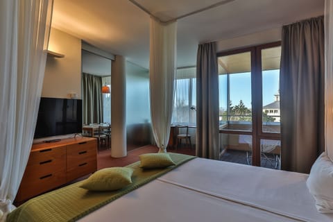 Deluxe Suite (Luxury Building) | Premium bedding, minibar, in-room safe, desk