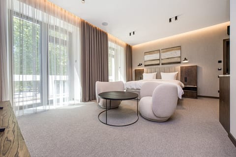 Deluxe Room (Vandenis Building) | Premium bedding, minibar, in-room safe, desk