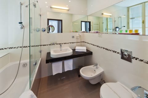 Executive Studio Suite, 1 Bedroom, City View, Executive Level | Bathroom | Combined shower/tub, hair dryer, towels