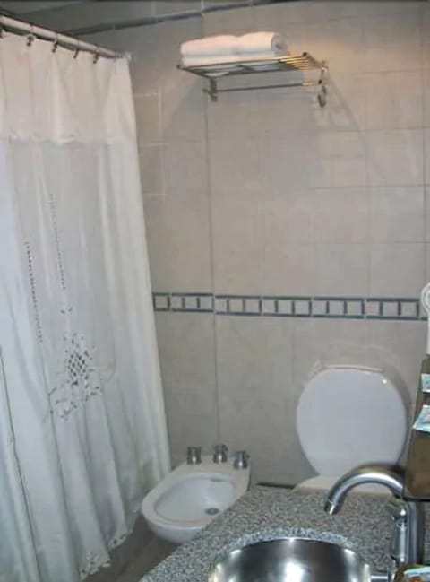 Combined shower/tub, deep soaking tub, free toiletries, hair dryer