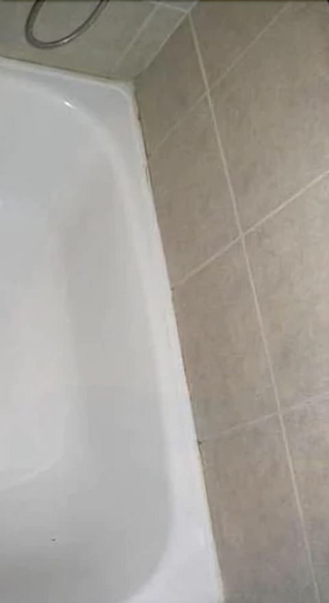 Deep soaking bathtub