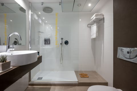 Junior suite | Bathroom | Free toiletries, hair dryer, bathrobes, towels