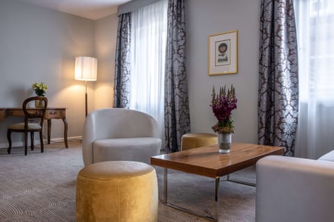 Suite | Hypo-allergenic bedding, in-room safe, soundproofing, iron/ironing board