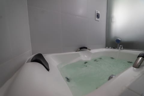 Suite | Bathroom | Shower, rainfall showerhead, free toiletries, hair dryer