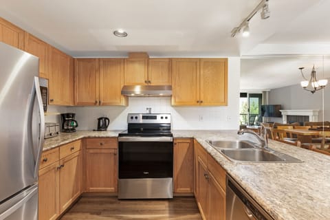 Condo, 3 Bedrooms (Unit 611) | Private kitchen | Fridge, microwave, oven, stovetop