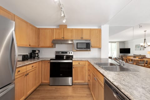 Condo, 3 Bedroom (Unit 502) | Private kitchen | Fridge, microwave, oven, stovetop