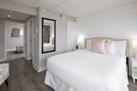 Panoramic Queen Suite with Kitchenette and Ocean View | In-room safe, free wired internet, bed sheets