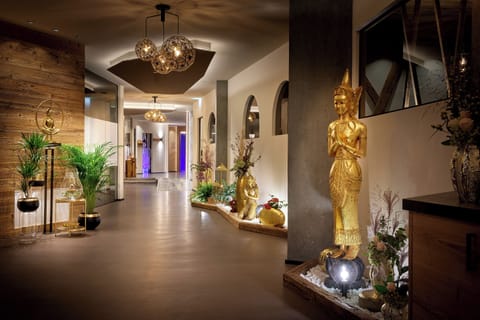 Couples treatment rooms, sauna, hot tub, steam room, body treatments