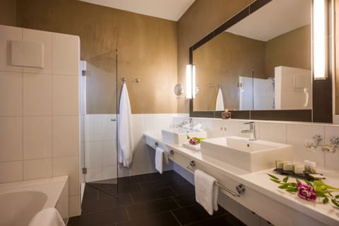 Royal Suite | Bathroom | Free toiletries, hair dryer, bathrobes, towels