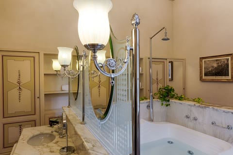 Junior Suite (Villa) | Bathroom | Combined shower/tub, jetted tub, free toiletries, hair dryer