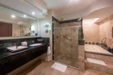 Suite con Terraza, 1 cama King | Bathroom | Shower, free toiletries, hair dryer, towels