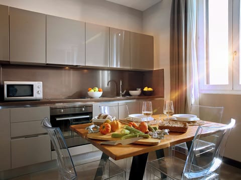 Apartment, 1 Bedroom (Large) | Private kitchen | Fridge, microwave, oven, stovetop