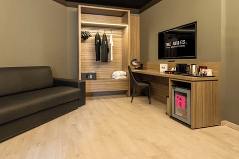 Junior Suite | Hypo-allergenic bedding, in-room safe, desk, blackout drapes