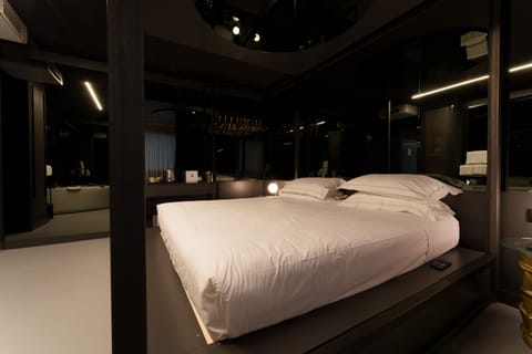 Executive Room, Hot Tub | Hypo-allergenic bedding, in-room safe, desk, blackout drapes