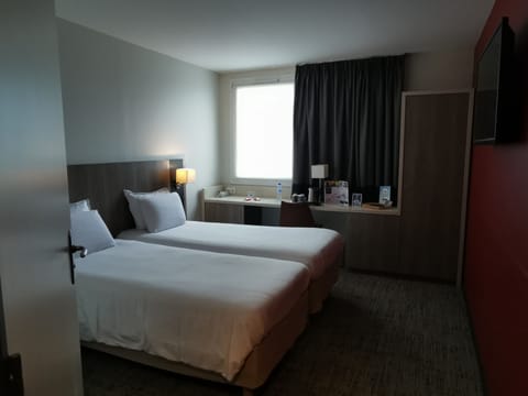 Standard Room, 2 Twin Beds | Premium bedding, desk, soundproofing, free WiFi